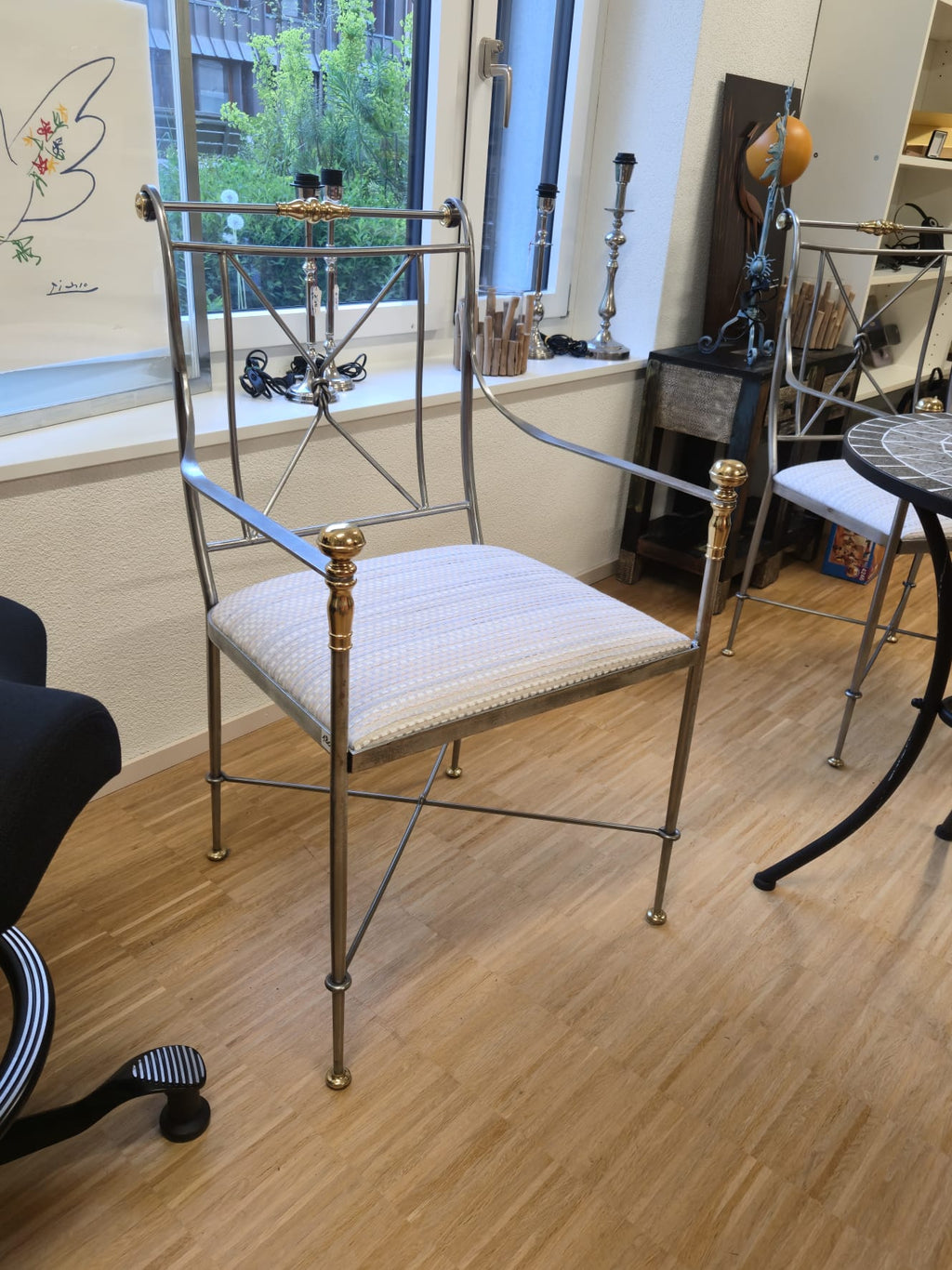 Eleganter Metallsessel – Neoklassizistisch – Stahl & Messing – Gepolsterter Sitz – Italienisches Design