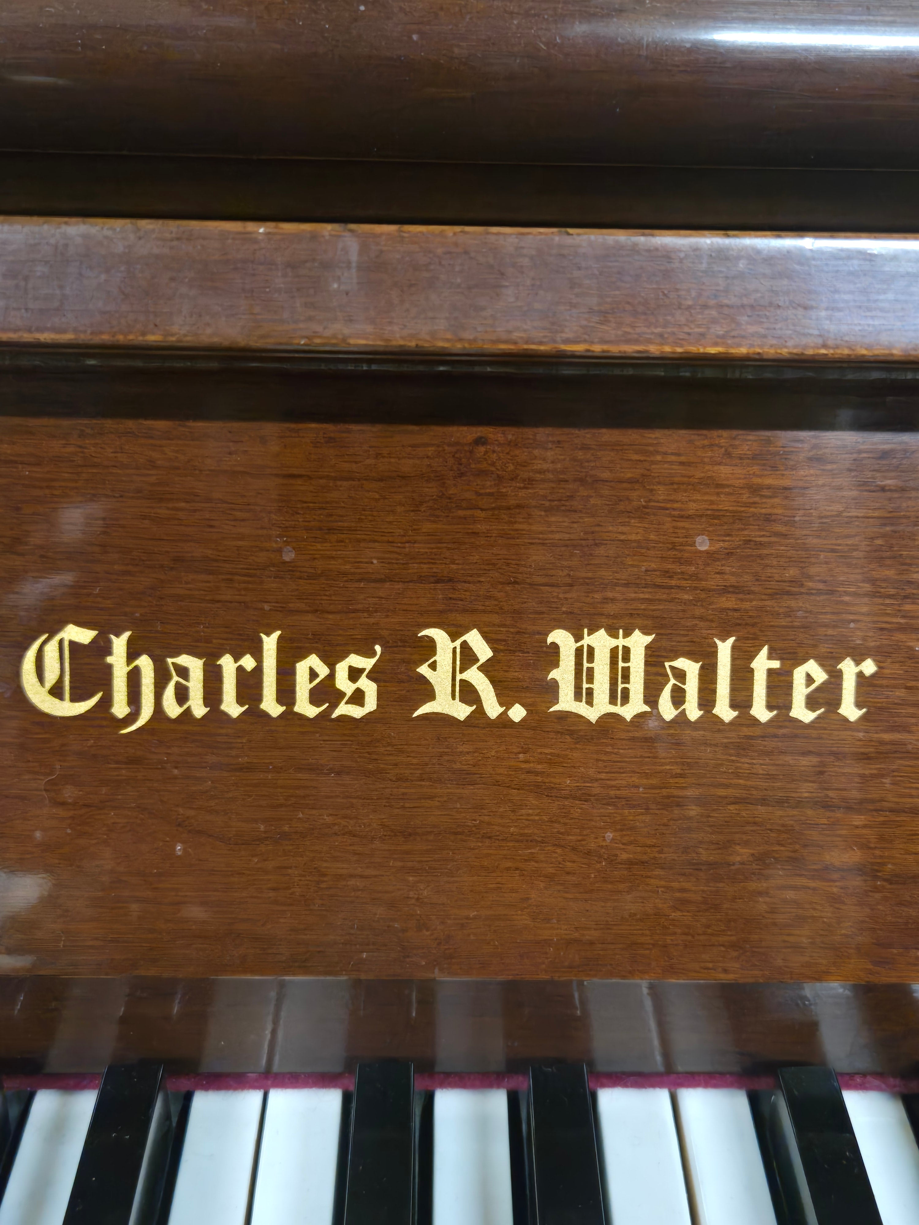 Charles R. Walter Konsolen-Klavier im Französischen Landhausstil | Nussbaum | USA | inkl. Hocker