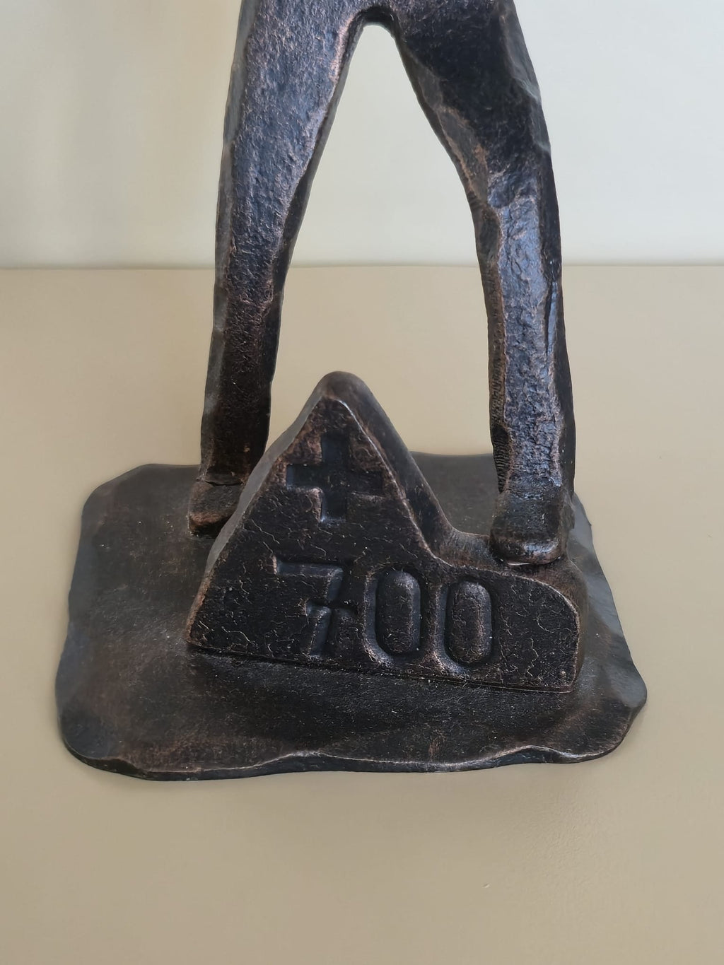 Wilhelm Tell Bronzefigur – 700 Jahre Schweiz – Jubiläumsskulptur 1991 – Modernistischer Stil