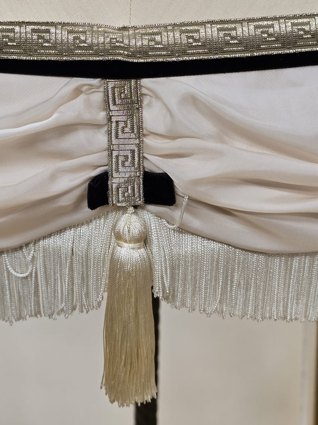 Antike Stehlampe Jugendstil Gusseisen mit Seidenschirm Fransen