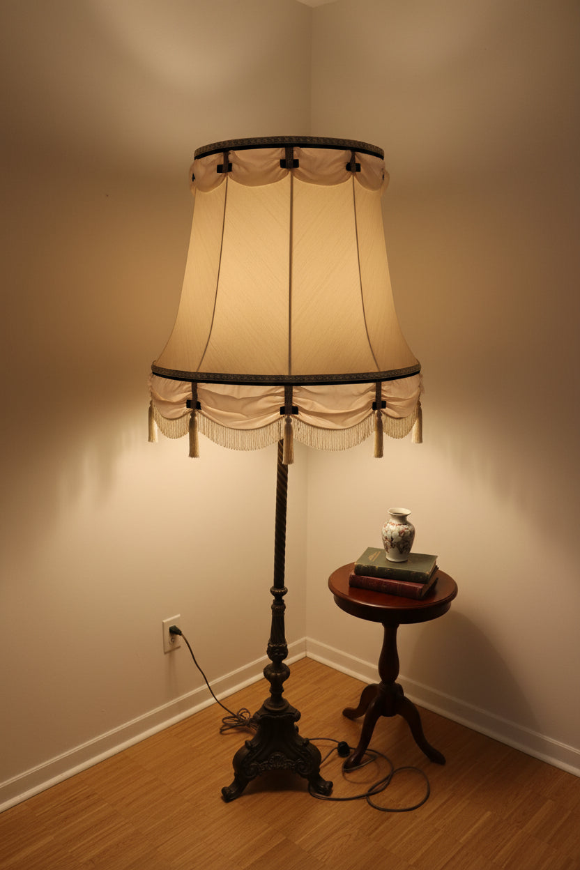 Antike Stehlampe Jugendstil Gusseisen mit Seidenschirm Fransen