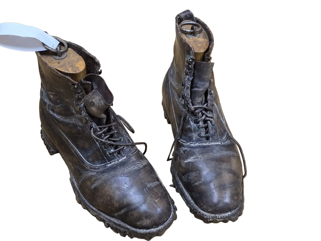 Antike Bergschuhe mit Holzleisten Jahrgang 1890