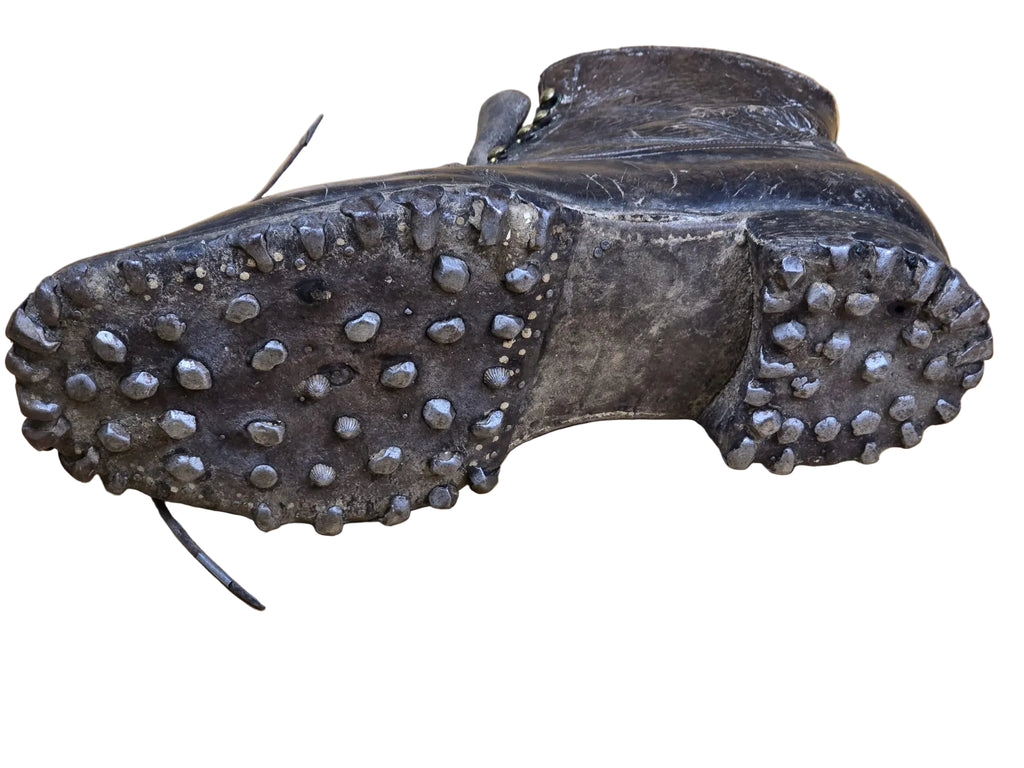 Antike Bergschuhe mit Holzleisten Jahrgang 1890