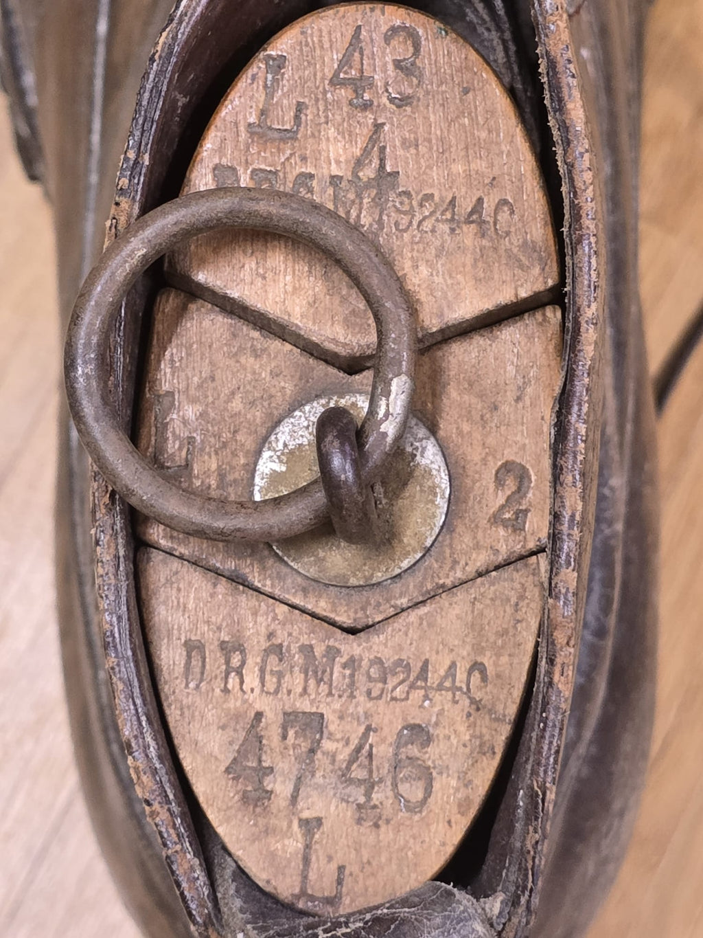 Antike Bergschuhe mit Holzleisten Jahrgang 1890