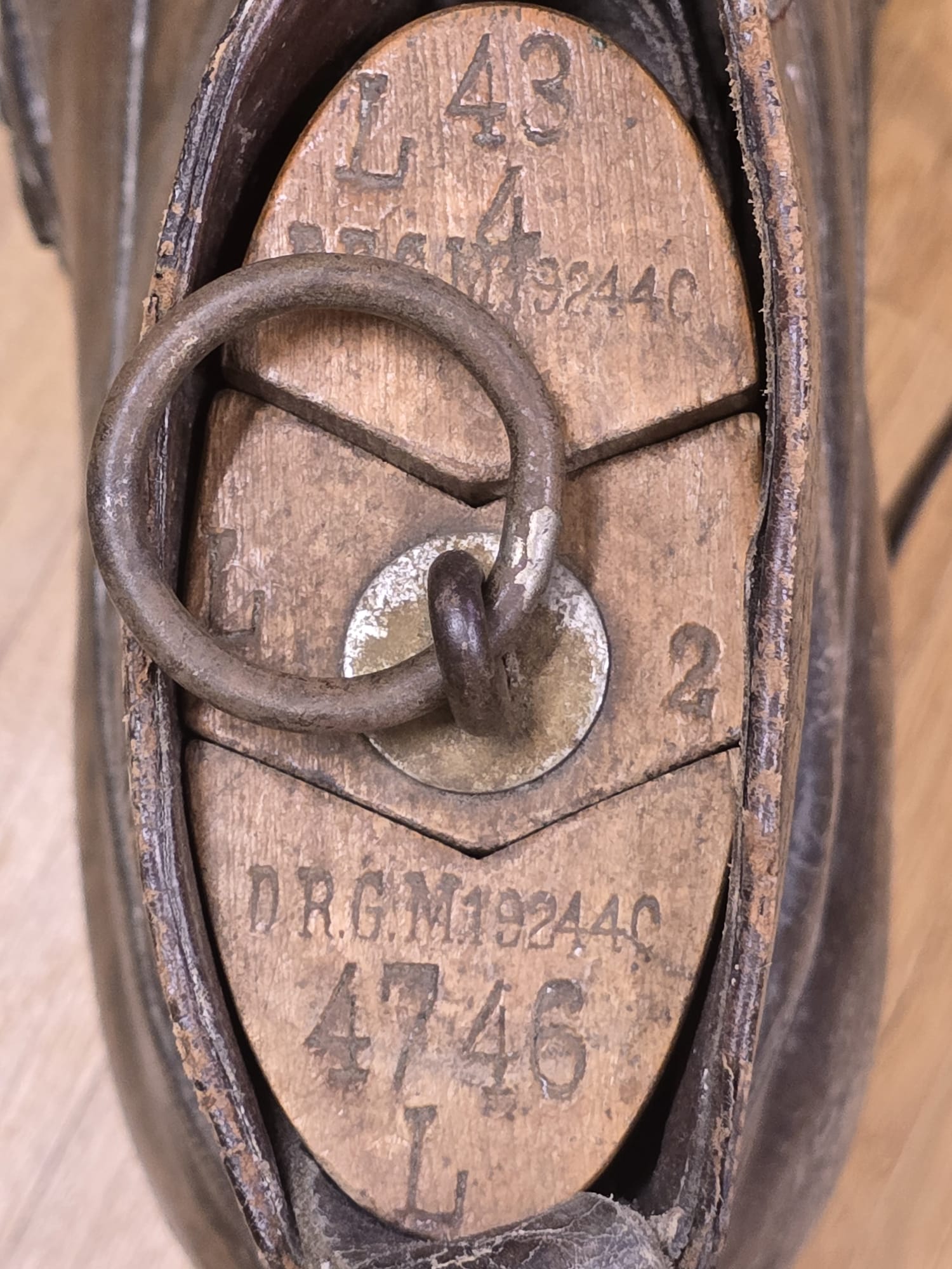 Antike Bergschuhe mit Holzleisten Jahrgang 1890