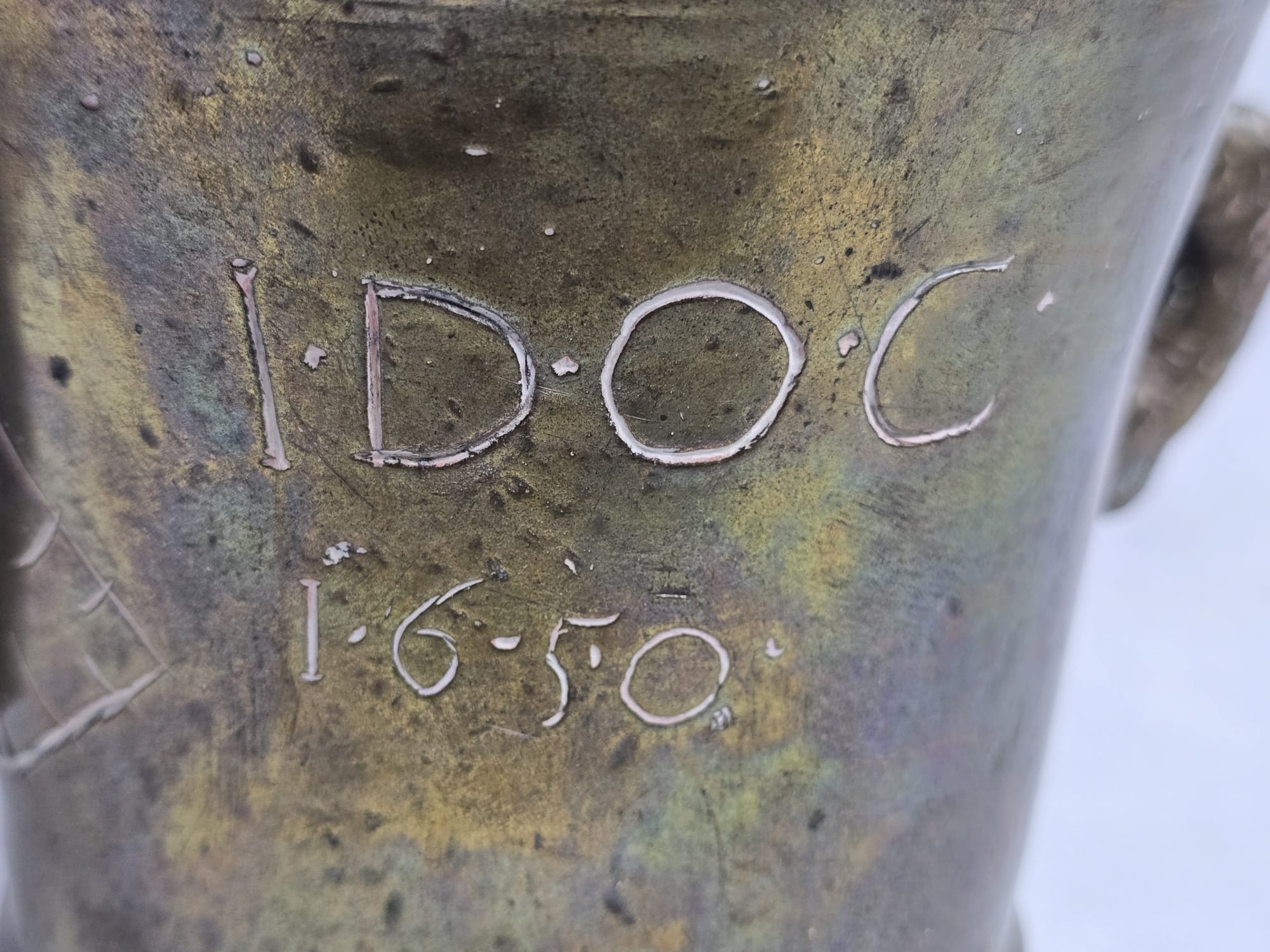 Antiker Apothekermörser Bronze mit Stössel — Datiert 1650 — Initialen I.D.O.C.