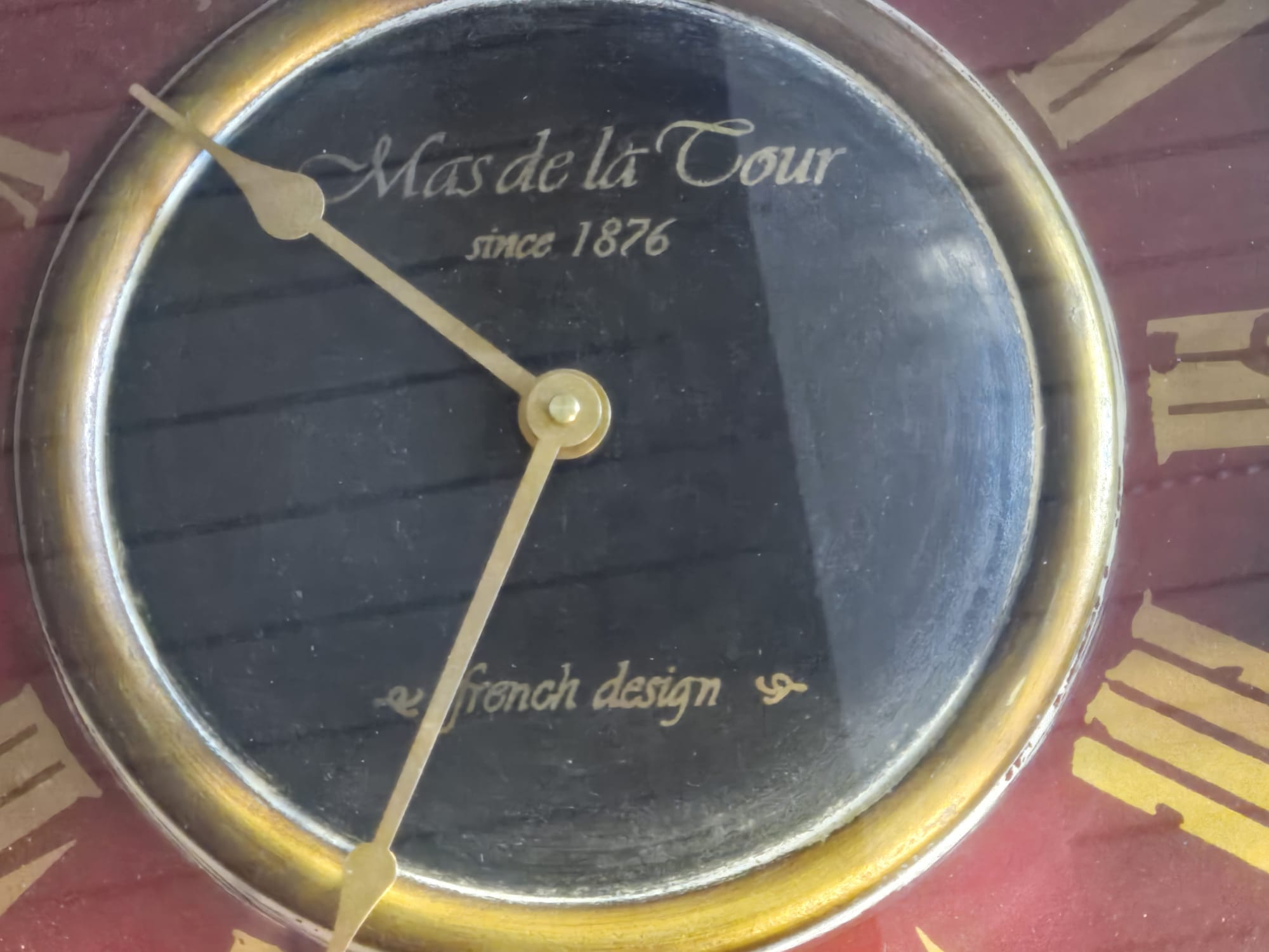Mas de la Tour Uhrentisch — French Design Since 1876 — Schwarz-Gold-Bordeaux
