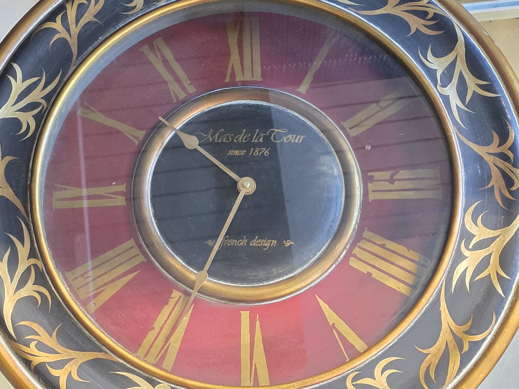 Mas de la Tour Uhrentisch — French Design Since 1876 — Schwarz-Gold-Bordeaux
