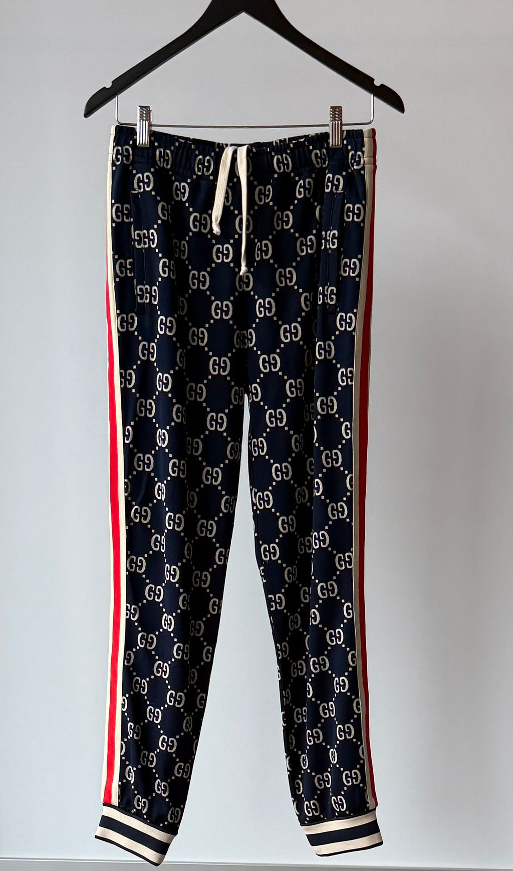 141. Gucci GG Monogram Jogginghose Navy-Creme-Rot