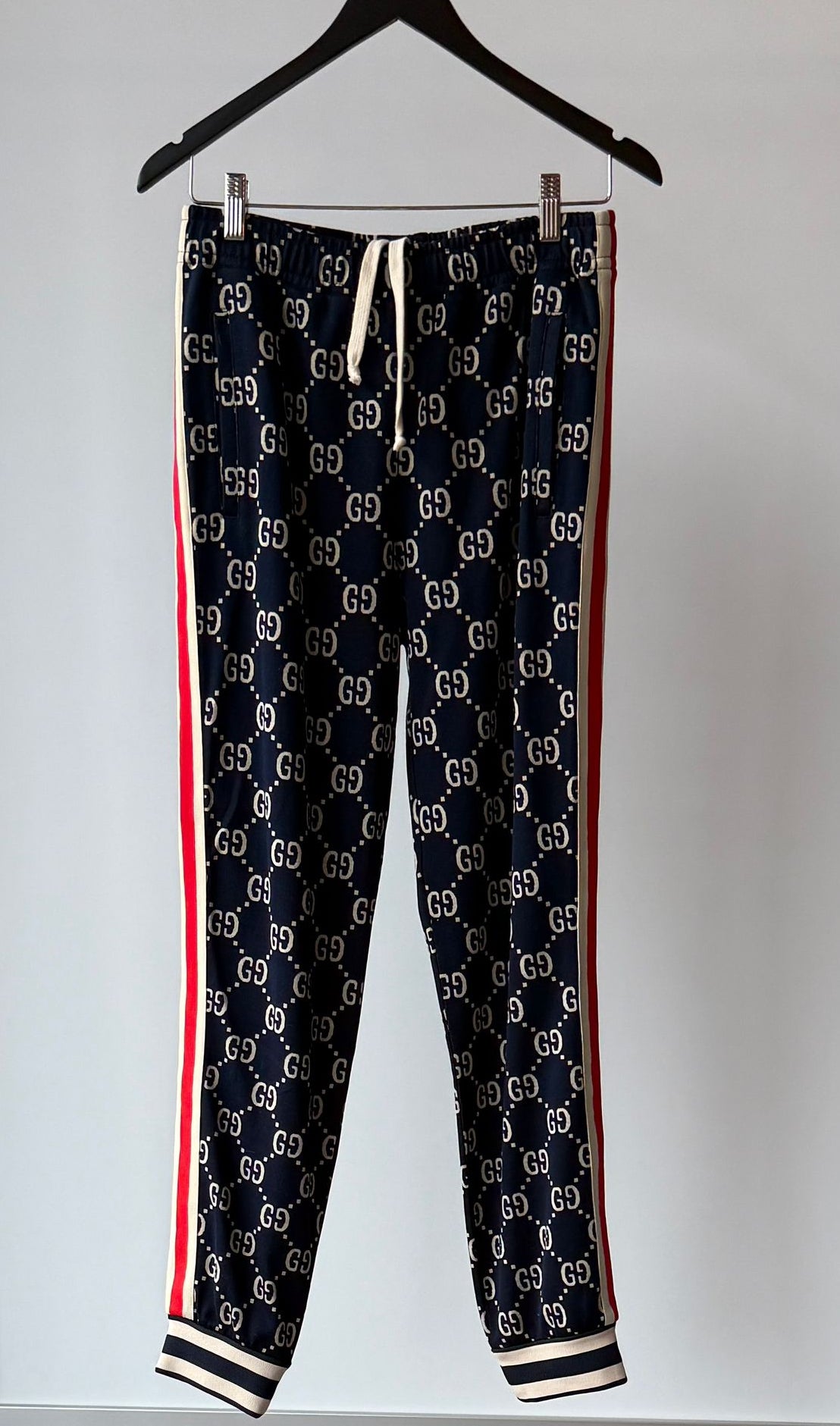 141. Gucci GG Monogram Jogginghose Navy-Creme-Rot