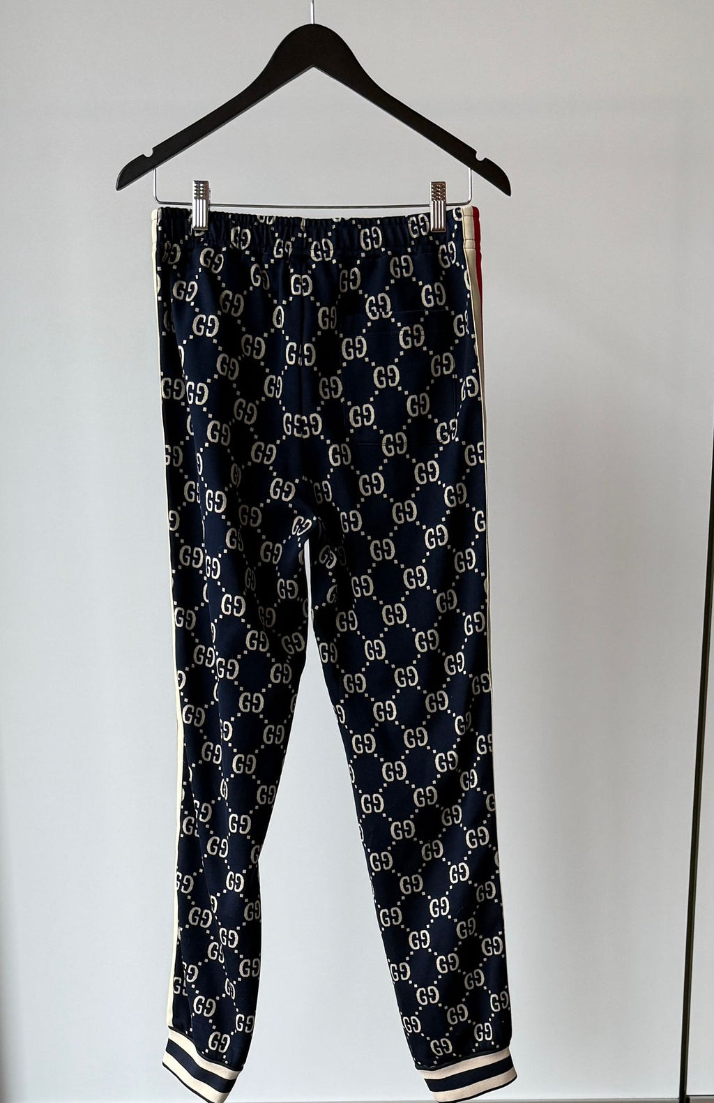 141. Gucci GG Monogram Jogginghose Navy-Creme-Rot
