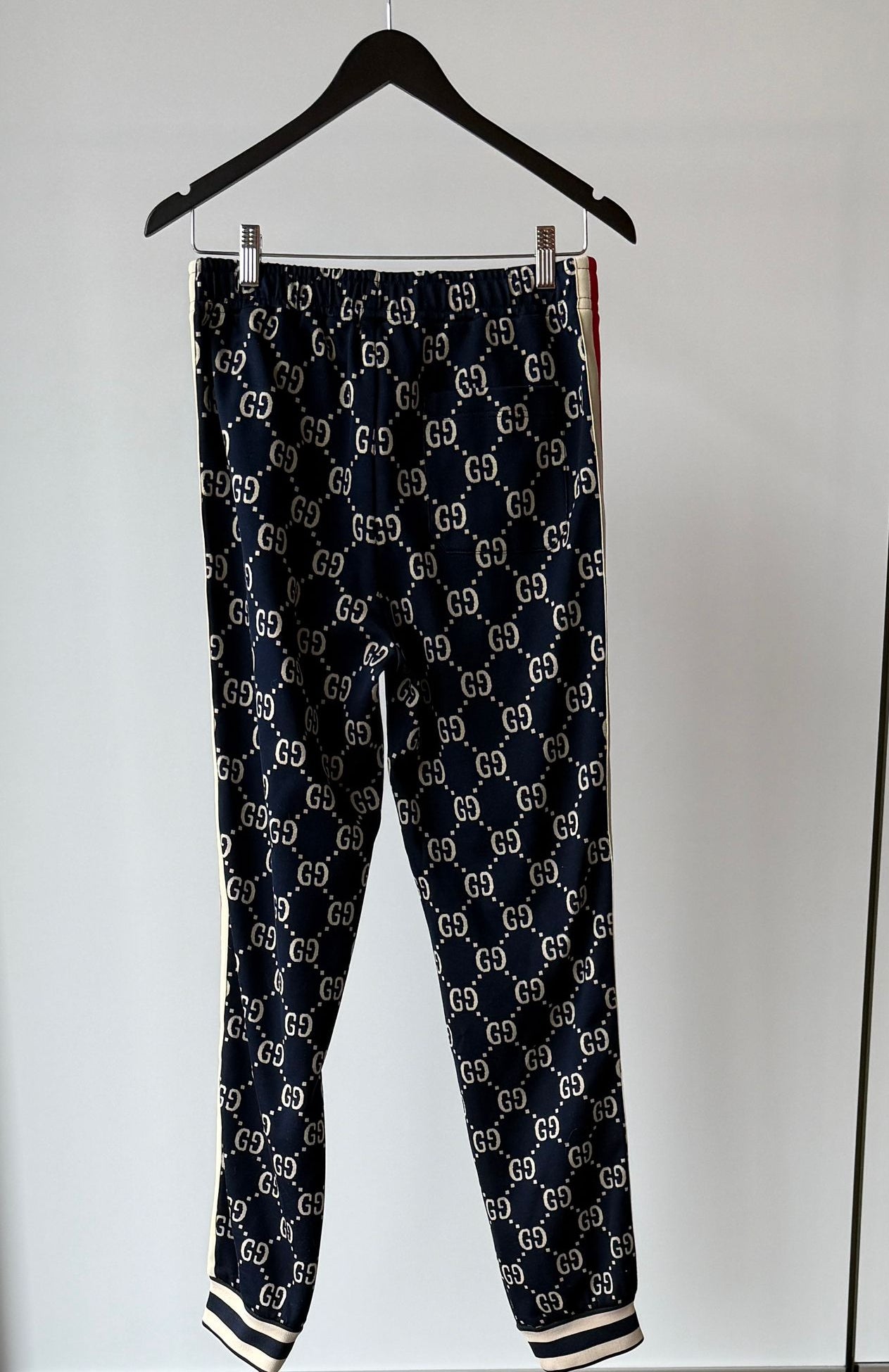 141. Gucci GG Monogram Jogginghose Navy-Creme-Rot