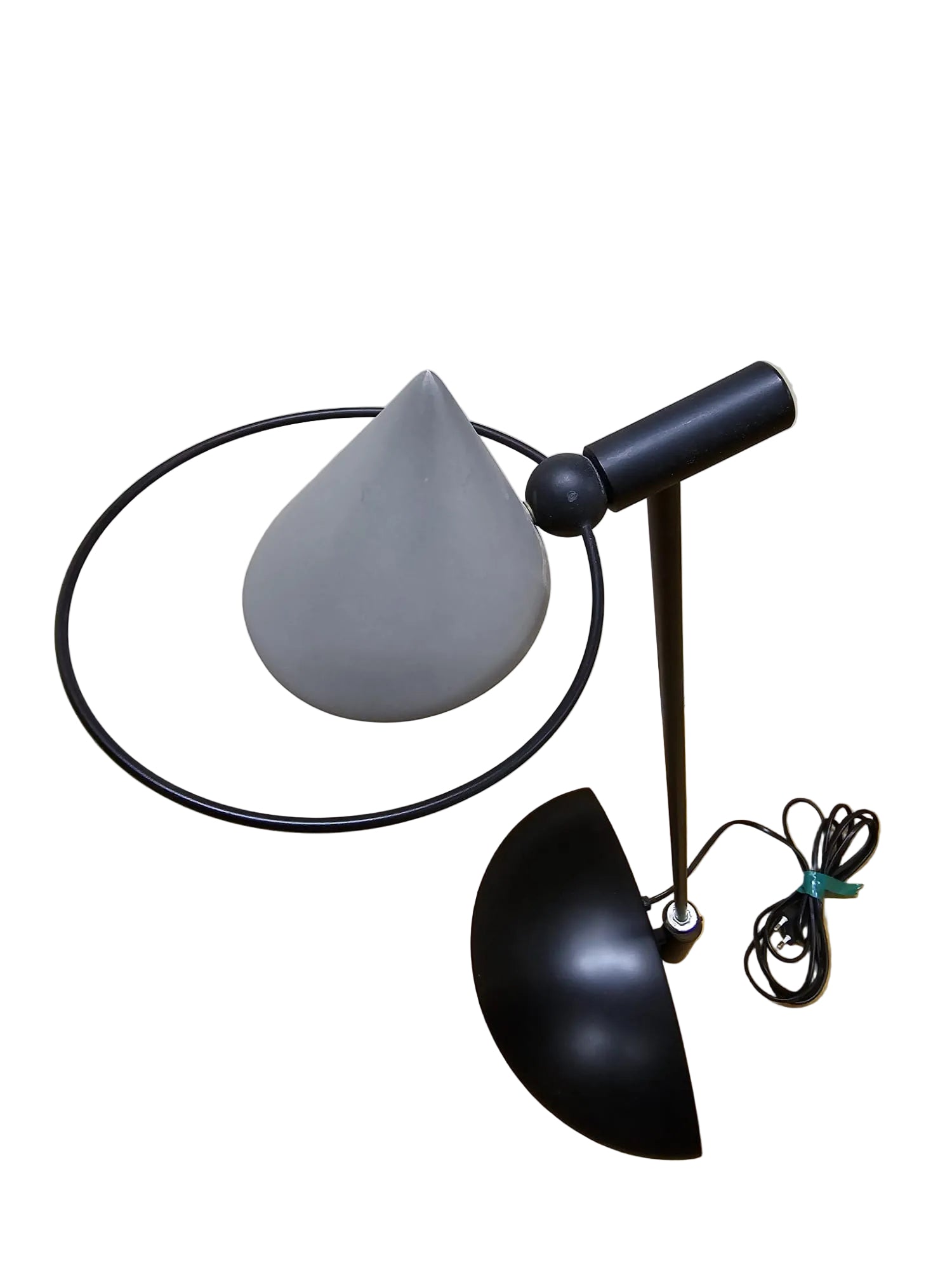 Atomis Postmodern Tischleuchte – Kegel & Ring Design