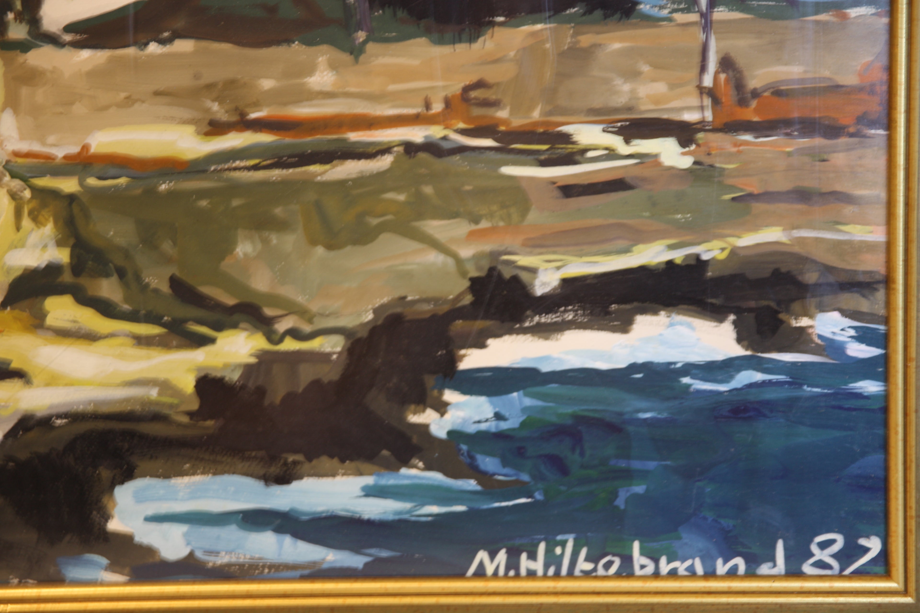 M. Hildebrand – Originales Olgemalde Landschaft mit Weissem Haus und Wasser – Handsigniert und Datiert