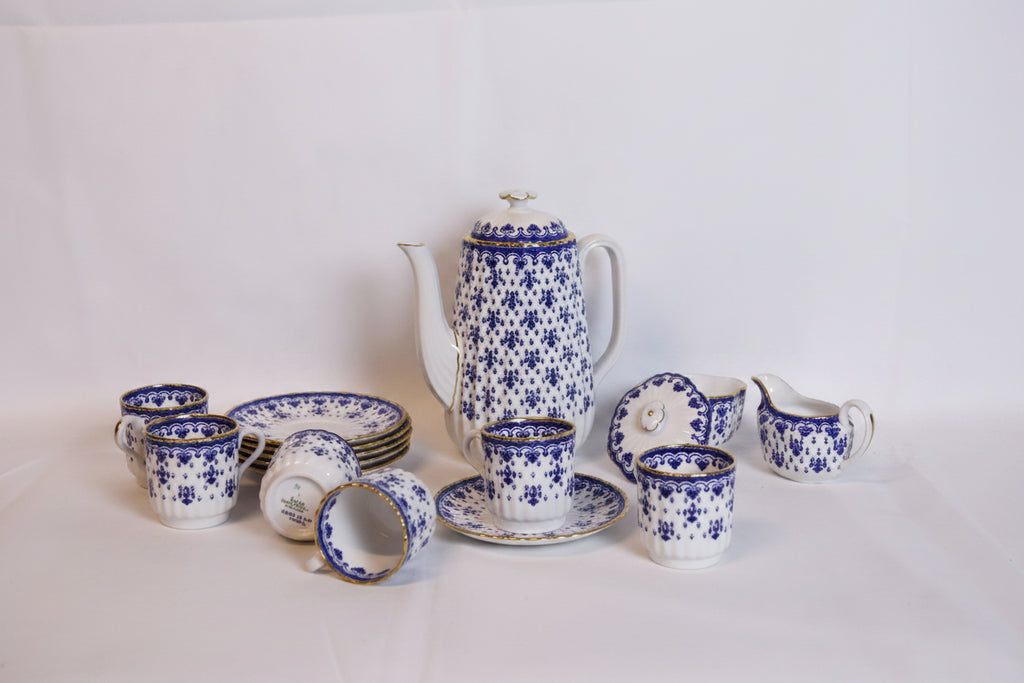 Spode Bone China England – Fleur de Lys Blue – Kaffeeservice – Kaffeekanne, Milchkanne, Zuckerdose, 6 Tassen und Untertassen