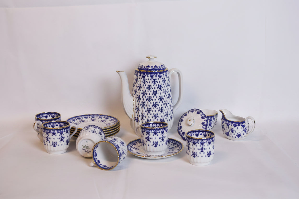 Spode Bone China England – Fleur de Lys Blue – Kaffeeservice – Kaffeekanne, Milchkanne, Zuckerdose, 6 Tassen und Untertassen