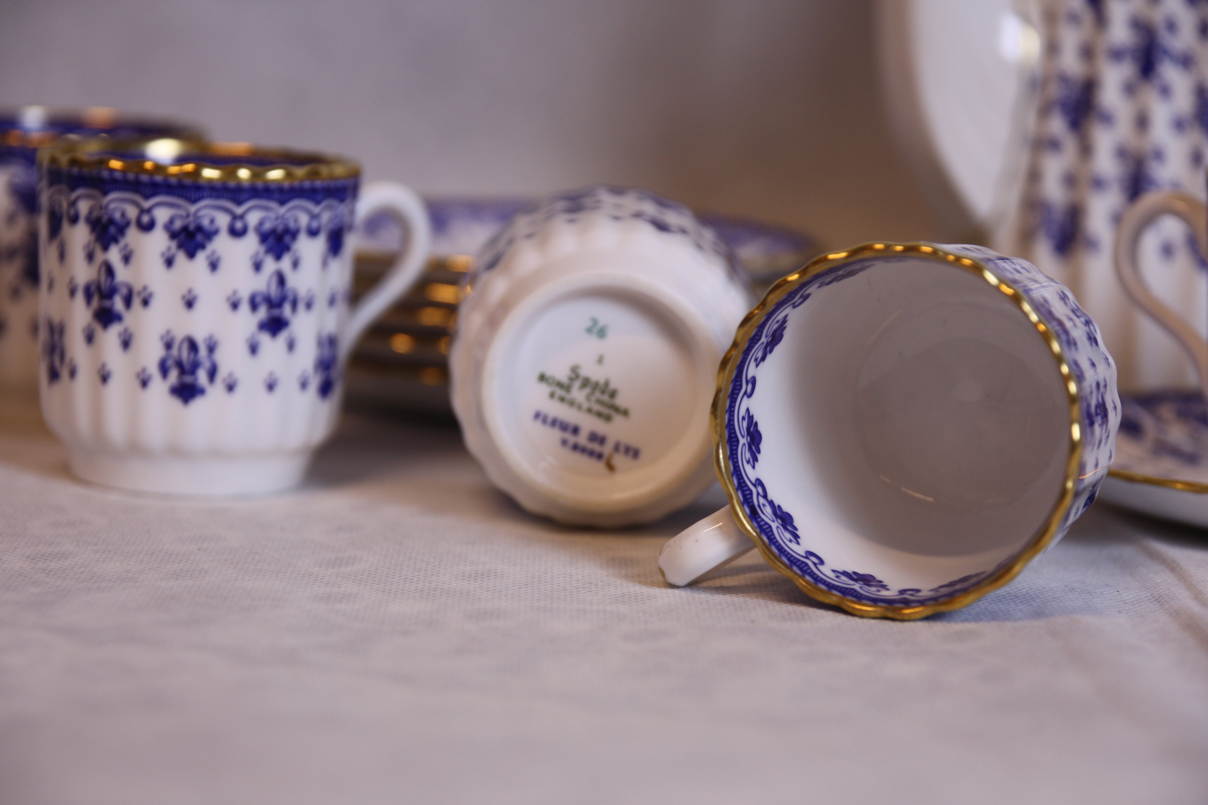 Spode Bone China England – Fleur de Lys Blue – Kaffeeservice – Kaffeekanne, Milchkanne, Zuckerdose, 6 Tassen und Untertassen