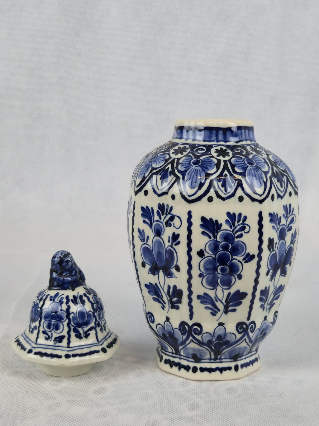 Antike Delfter Deckelvase – Blau-Weiß – Handgemalt – Holland