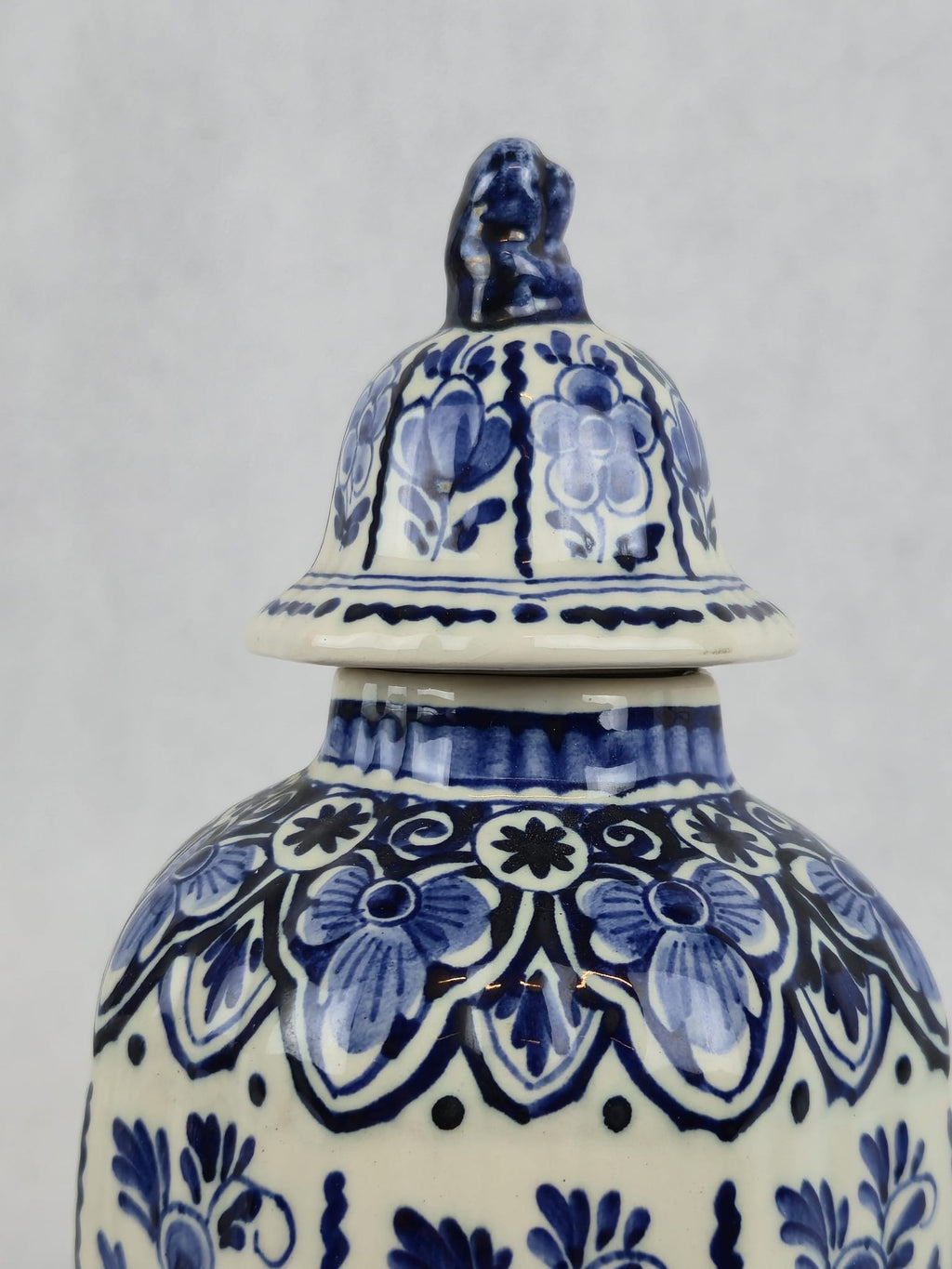 Antike Delfter Deckelvase – Blau-Weiß – Handgemalt – Holland