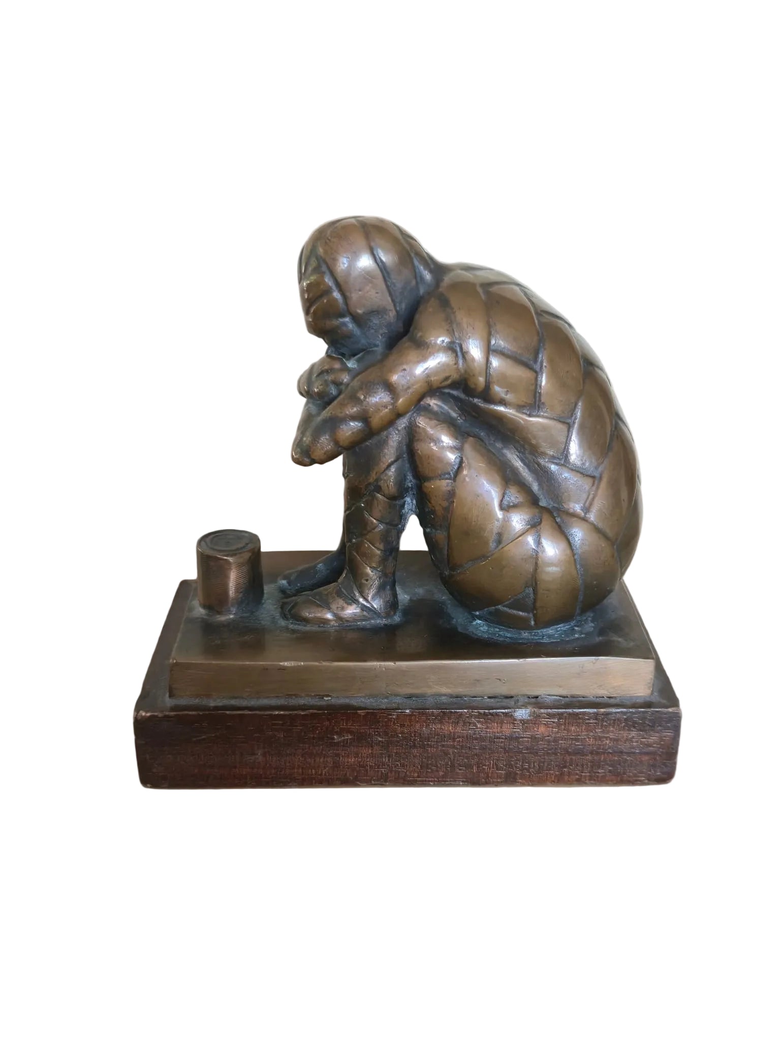 Bronzeskulptur – Sitzende Figur mit Blechdose – Expressionistischer Stil – Holzsockel – Zeitgenössische Kunst
