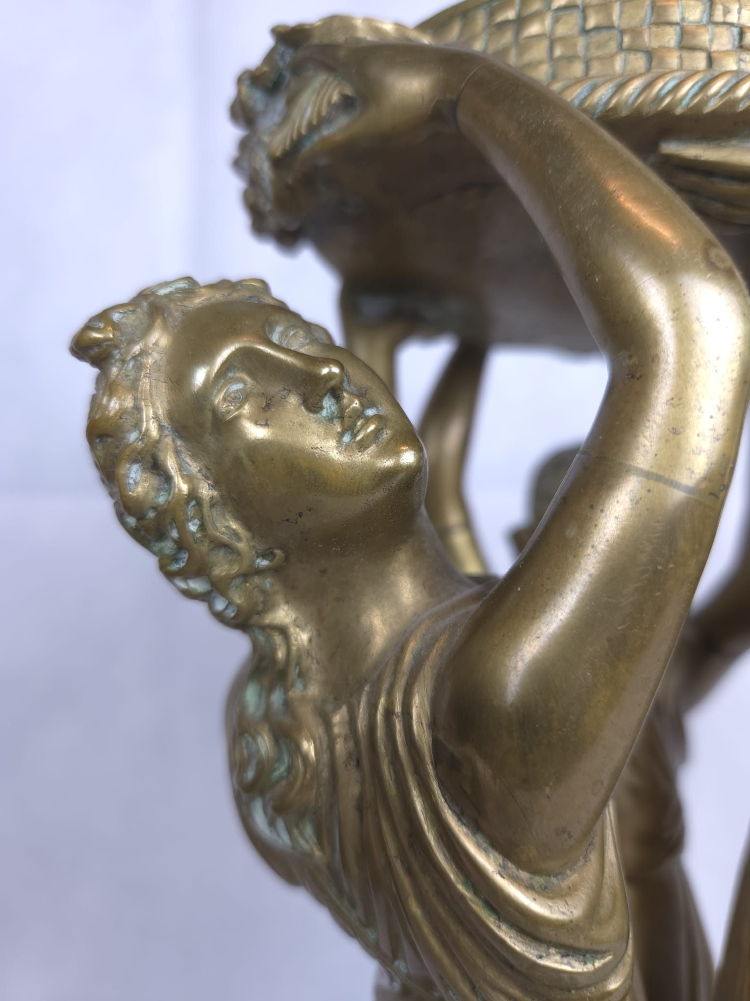 Antike Bronzeschale – Drei Grazien – Neoklassizistisch – Marmorsockel – 19. Jahrhundert