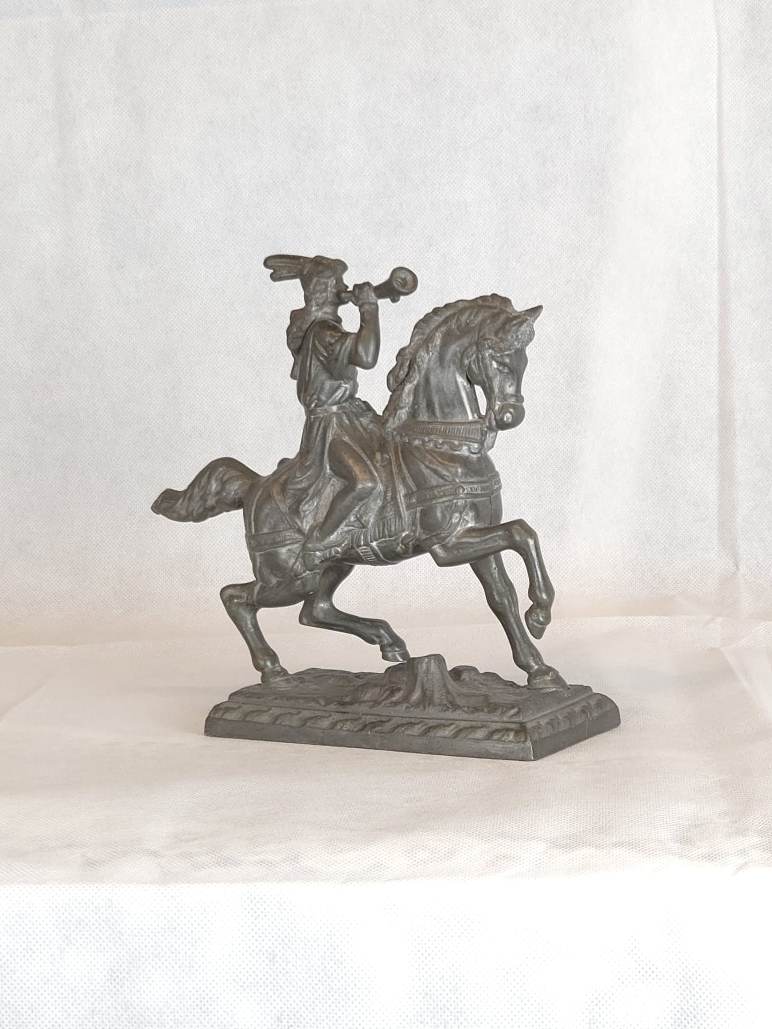 Antike Metallskulptur – Reitender Trompeter – Zinkguss – Historismus – 19./20. Jahrhundert