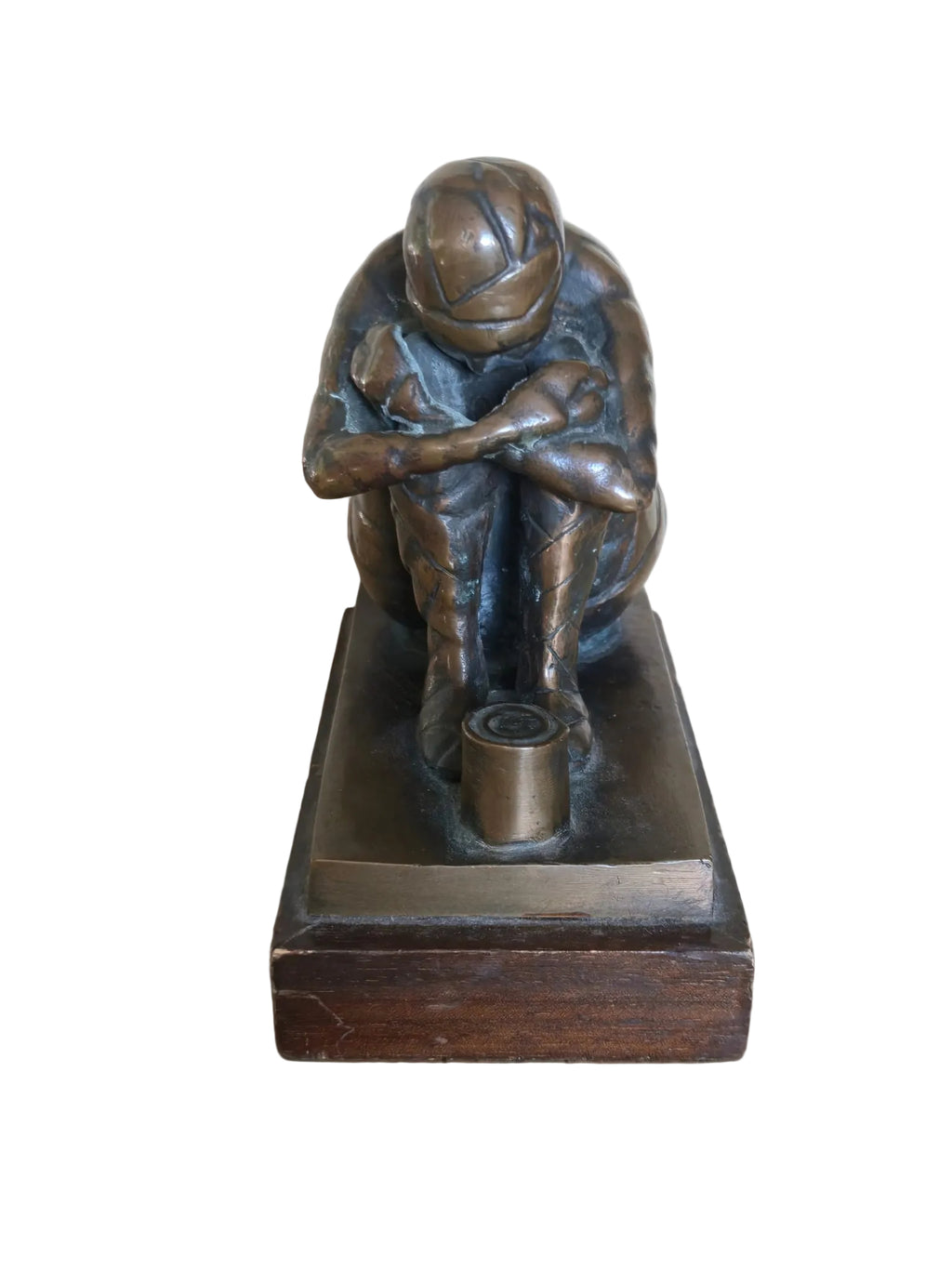 Bronzeskulptur – Sitzende Figur mit Blechdose – Expressionistischer Stil – Holzsockel – Zeitgenössische Kunst