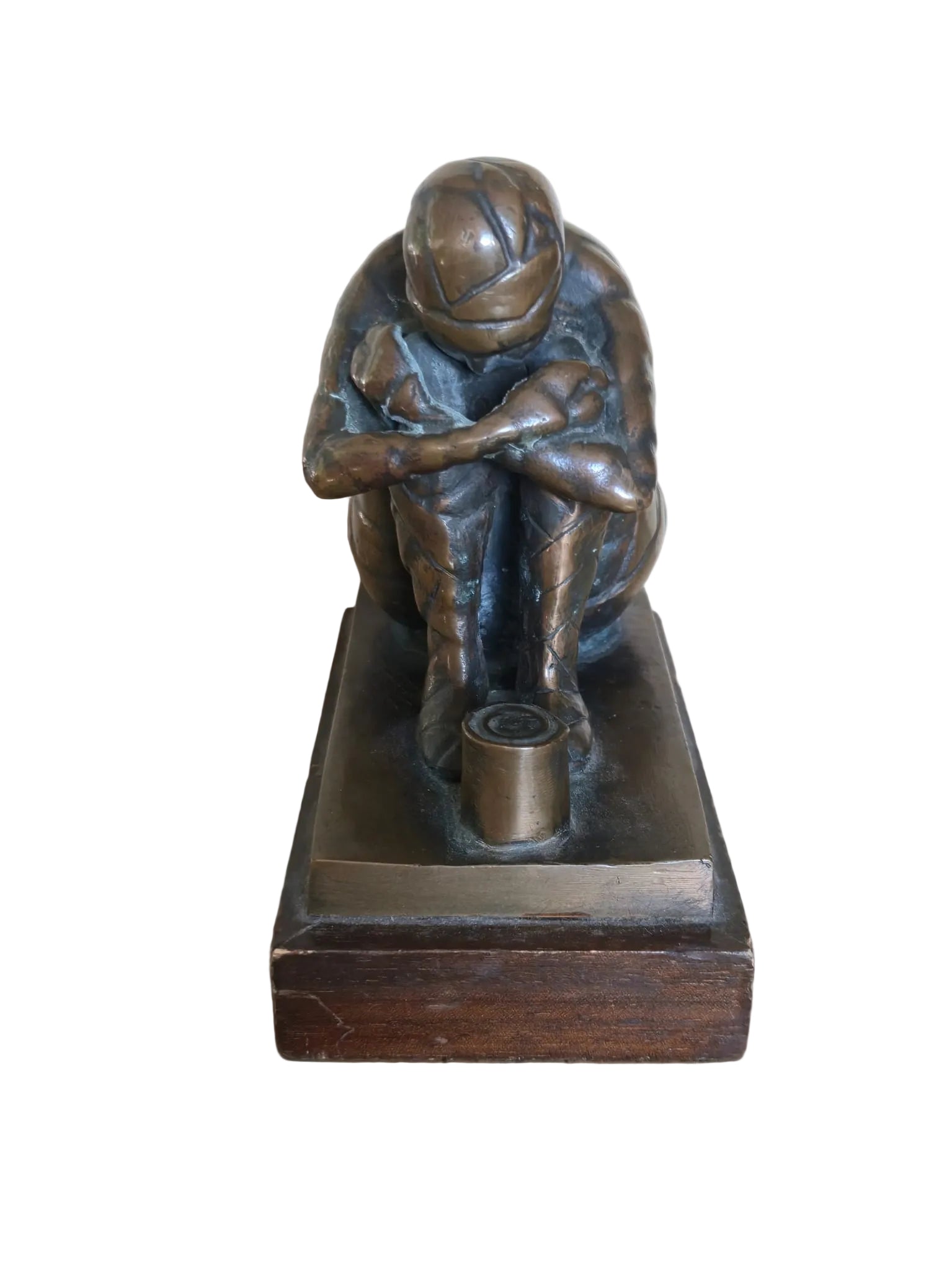 Bronzeskulptur – Sitzende Figur mit Blechdose – Expressionistischer Stil – Holzsockel – Zeitgenössische Kunst