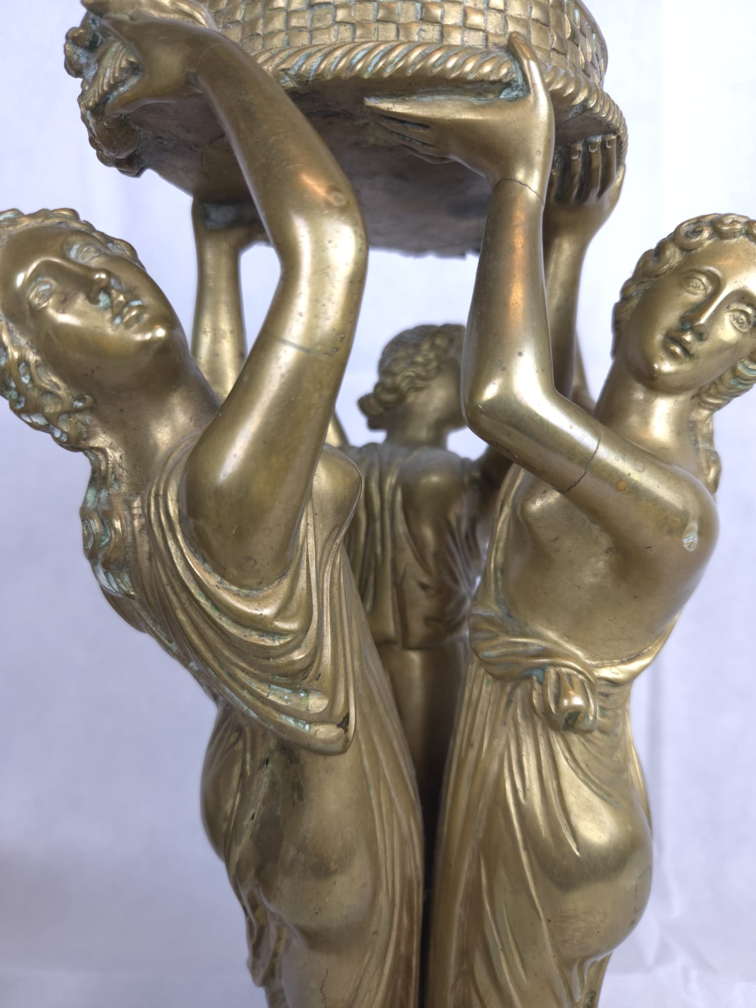 Antike Bronzeschale – Drei Grazien – Neoklassizistisch – Marmorsockel – 19. Jahrhundert