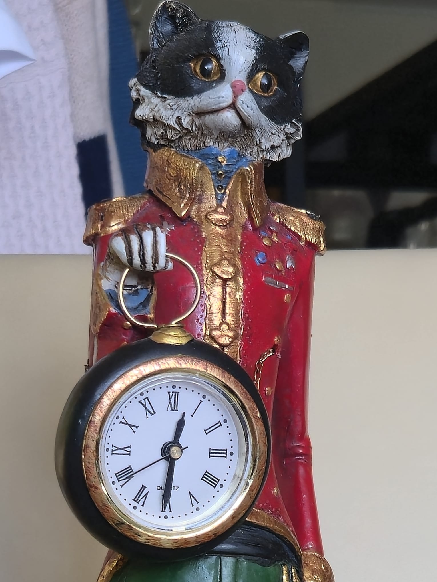 Katzen-Figuren-Uhr – Viktorianischer Offizier – Quarzuhr – Steampunk Dekoration – Handbemaltes Resin