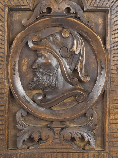 Antiker Holzwandschrank – Handgeschnitzt – Ritterportrait – Gründerzeit – 19. Jahrhundert