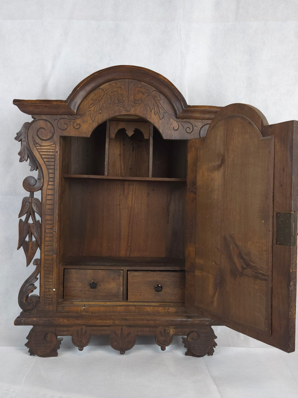 Antiker Holzwandschrank – Handgeschnitzt – Ritterportrait – Gründerzeit – 19. Jahrhundert